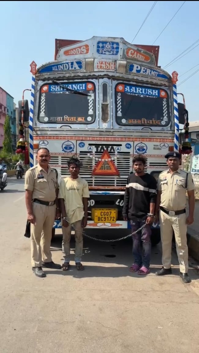 12 चक्का ट्रक चोरी करने वाले 02 आरोपी गिरफ्तार