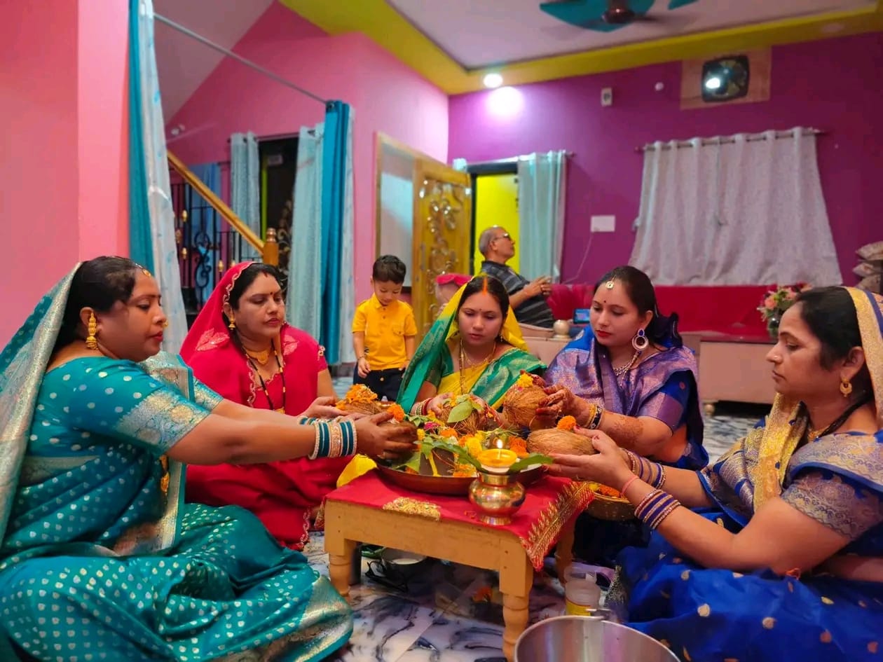 तीज पर महिलाओं ने रखा निर्जला व्रत, की भगवान शिव-पार्वती की पूजा