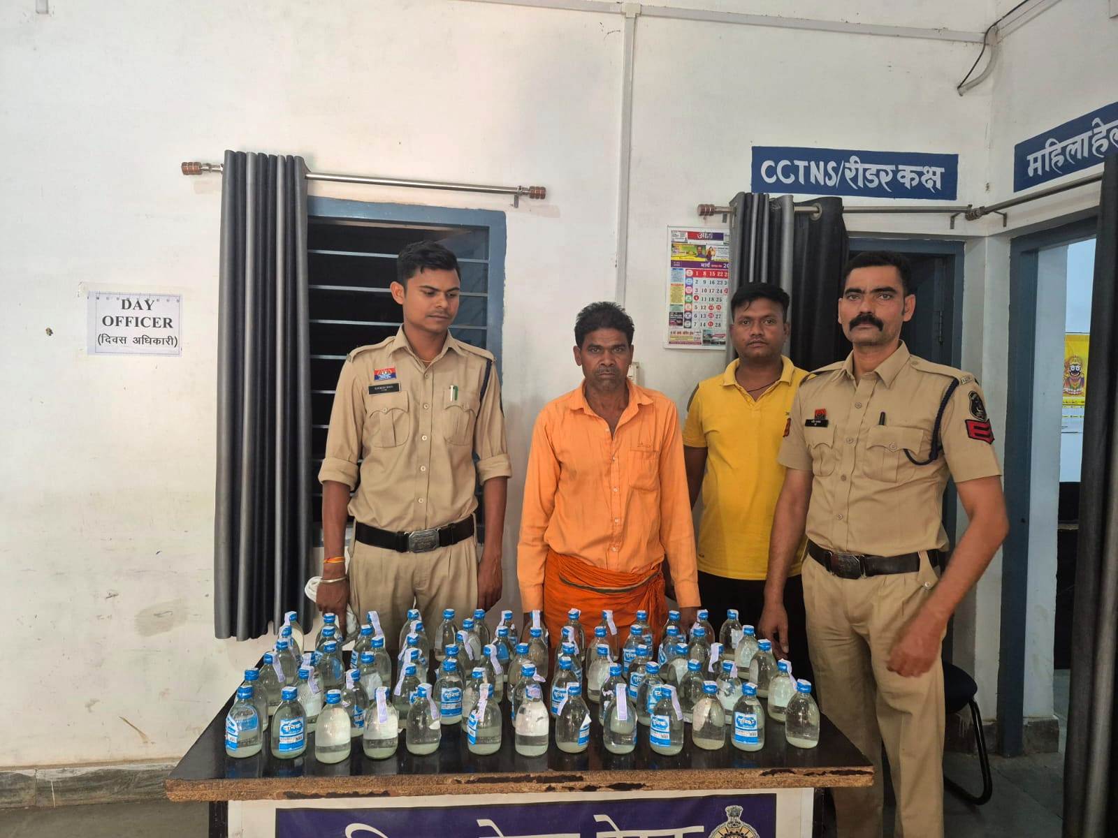 “ऑपरेशन आघात: पुसौर पुलिस की बड़ी कार्रवाई, स्कूटी से 70 बोतल देशी शराब ले जा रहा आरोपी गिरफ्तार”