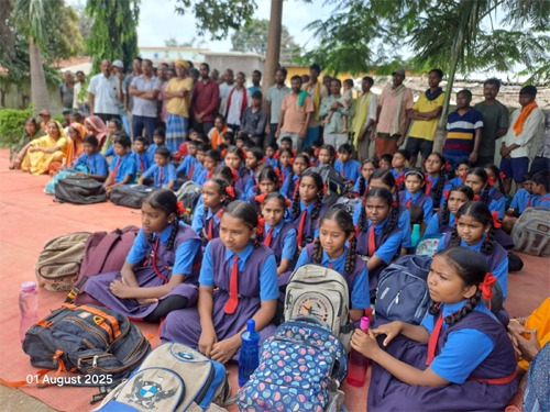 जर्जर स्कूल भवन में आया करंट, नया भवन बनाने को लेकर ग्रामीणों ने जड़ा ताला