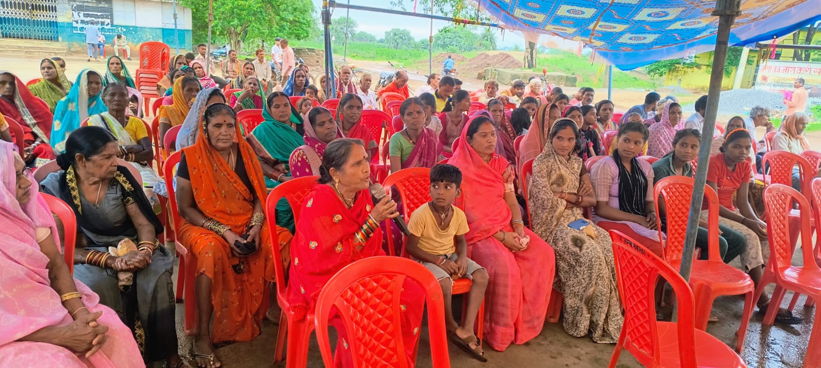 प्रस्तावित शराब दूकान बंद करने के आदेश के‌ इंतजार में धरना 14 वें दिन भी जारी