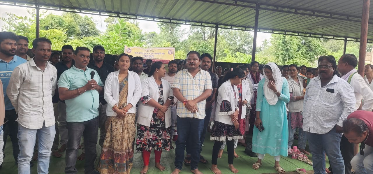 कांग्रेस के नेता पहुंचे जिले के NHM स्वास्थ्य कर्मचारी को समर्थन देने 