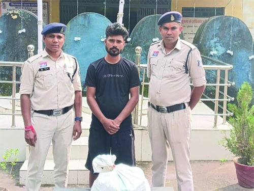 छुईखदान पुलिस की कार्रवाई : अवैध देशी शराब के साथ आरोपी गिरफ्तार, जेल भेजा गया