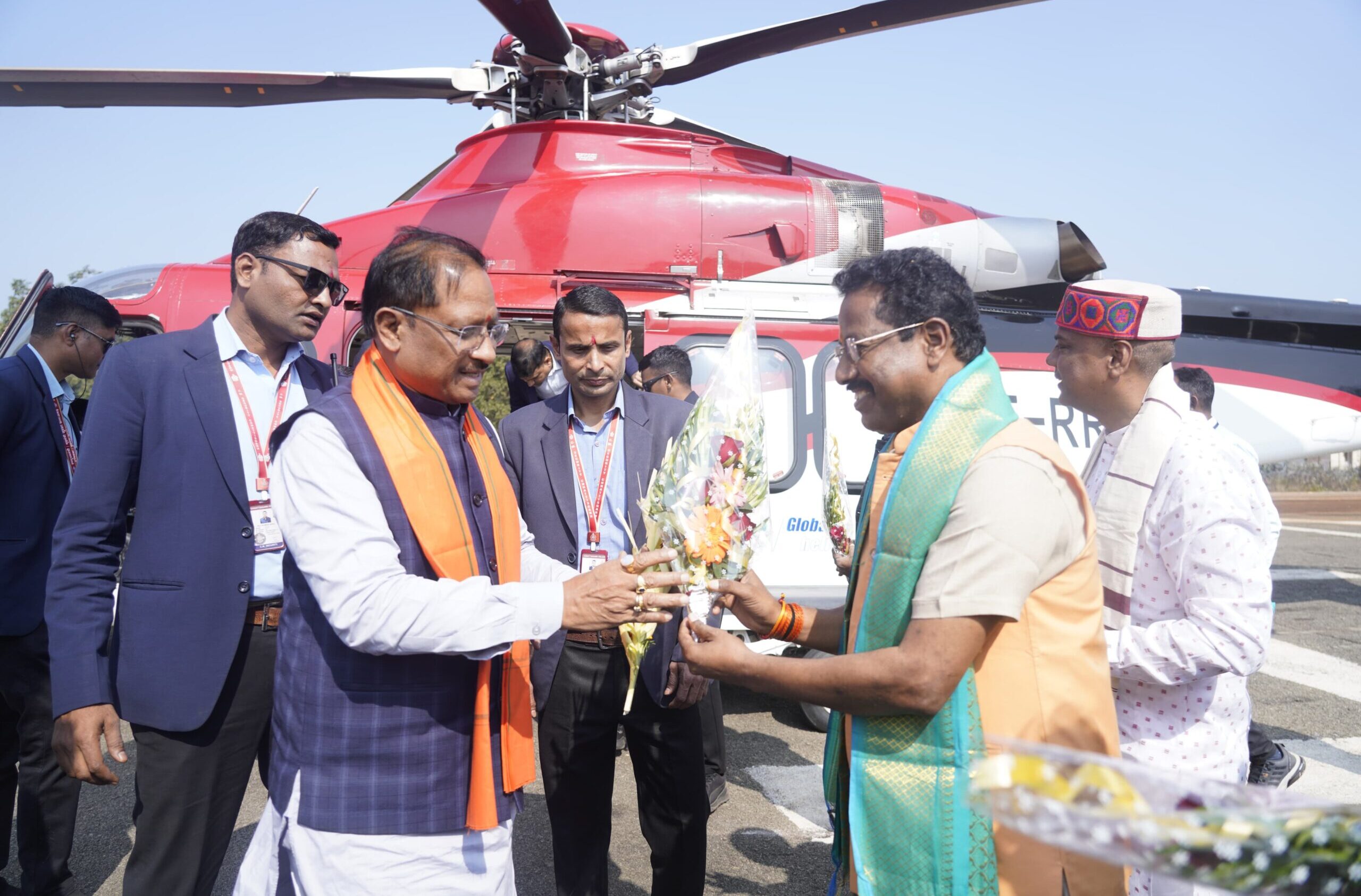 मुख्यमंत्री विष्णुदेव साय का हेलीपैड में जनप्रतिनिधियों एवं अधिकारियों ने किया आत्मीय स्वागत