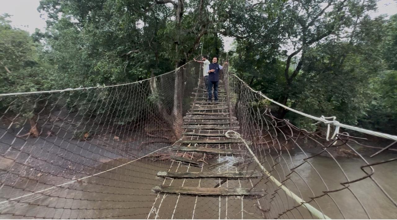 देशी जुगाड़ से बना डाला अनोखा लटकता पूल