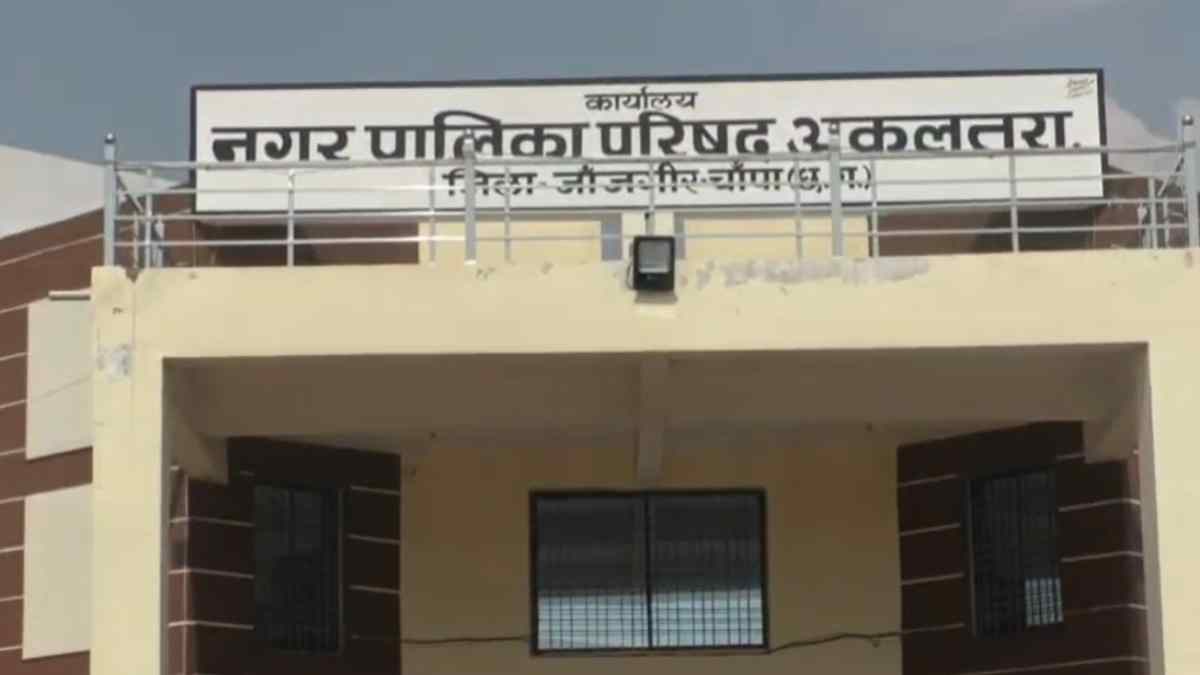 नगर पालिका अध्यक्ष और पार्षद पर FIR, CMO ने लगाए गंभीर आरोप