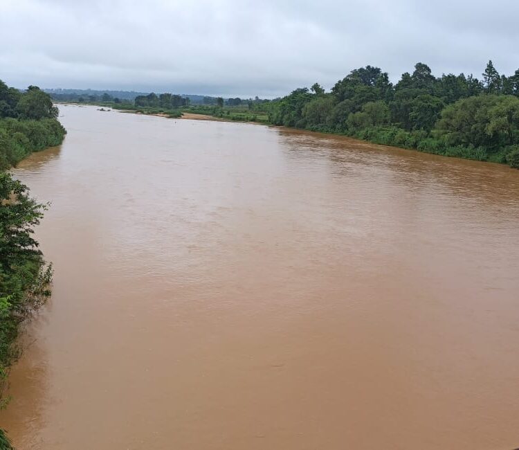बारिश का कहर - नदी नाले उफान पर जनजीवन प्रभावित 