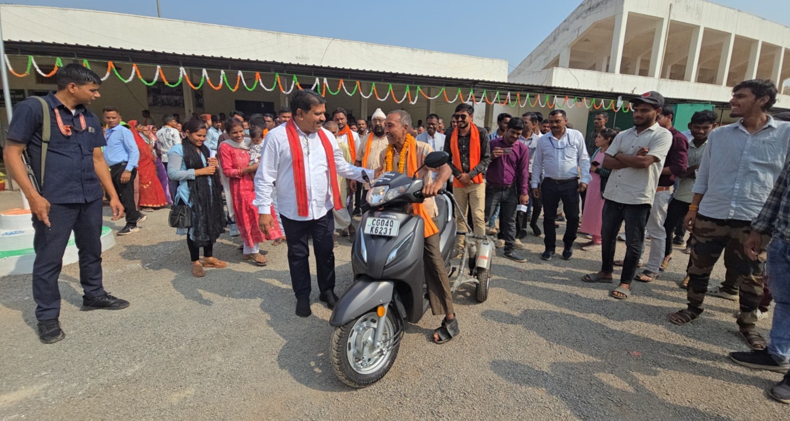 उपमुख्यमंत्री विजय शर्मा की तत्परता से दो दिव्यांगों को मिली स्कूटी, चेहरे पर लौटी मुस्कान