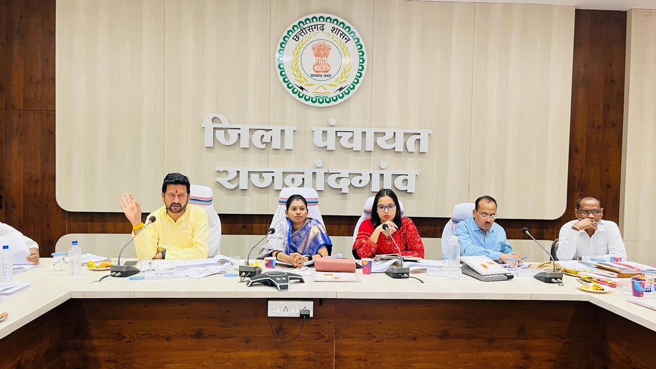 जिला पंचायत की साधारण सभा की बैठक आयोजित अध्यक्ष गीता घासी साहू ने अधिकारियो को किया निर्देशित 