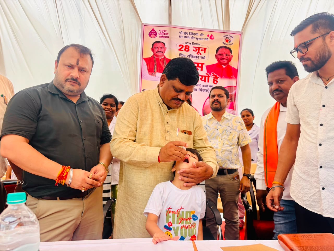 चिरमिरी में जिला स्तरीय पल्स पोलियो अभियान का शुभारंभ, महापौर और मुख्य चिकित्सा एवं स्वास्थ्य अधिकारी ने बच्चों को पिलाई दवा