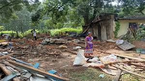 रेलवे की जमीन पर बने अवैध घरों को प्रशासन ने ढहाया