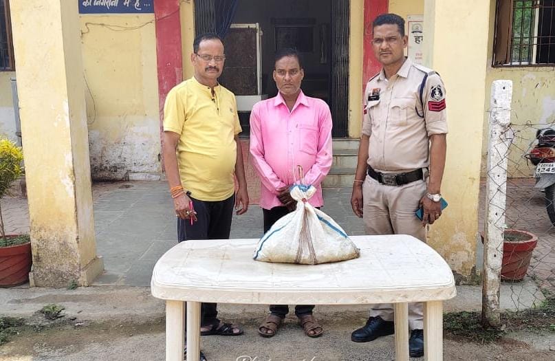 07 लीटर अवैध महुआ शराब के साथ आरोपी गिरफ्तार