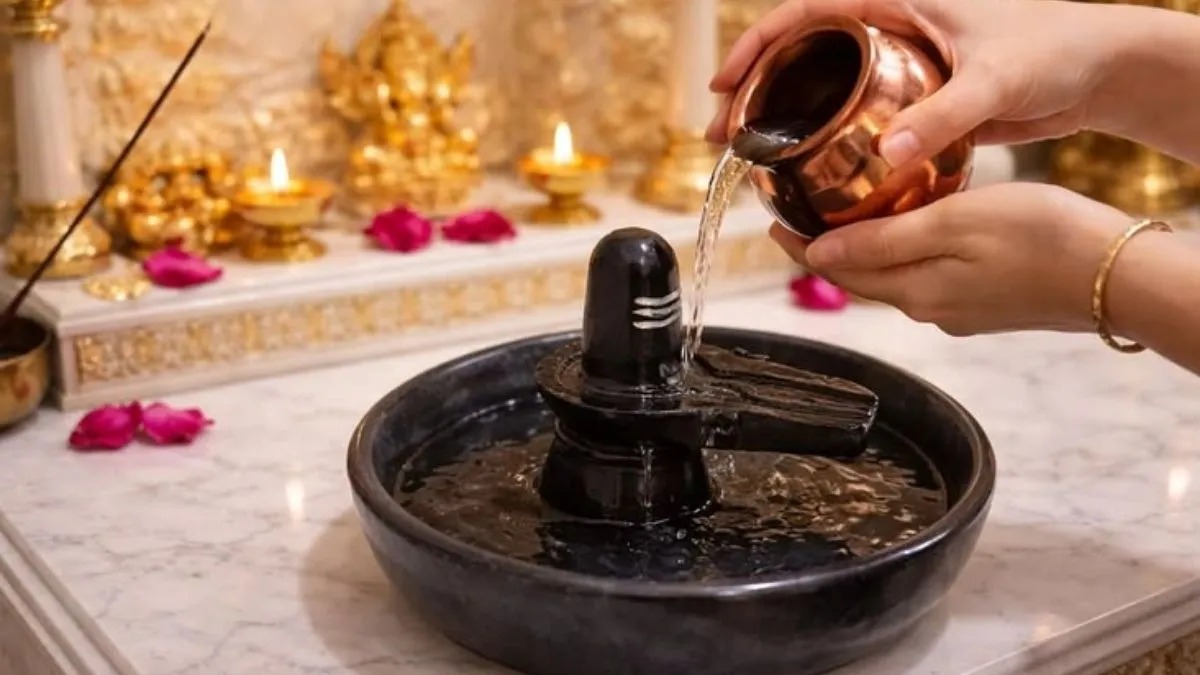 शिवलिंग पर जल चढ़ाने के बाद भूलकर भी न करें ये गलती! जानिए बचा हुआ जल कहां डालना होता है शुभ