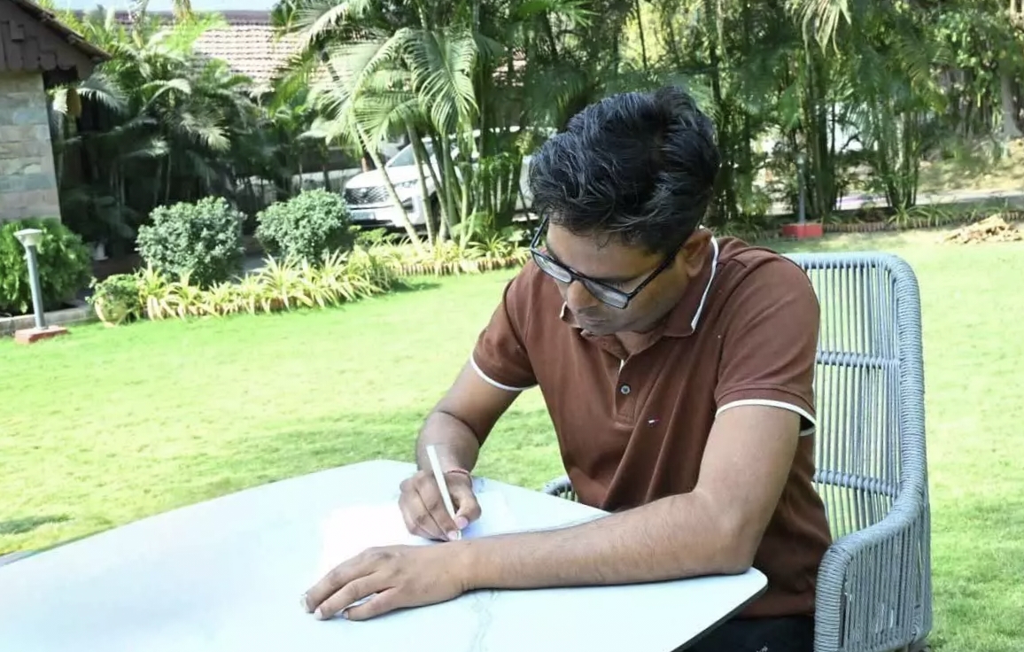 छत्तीसगढ़ में हाथ से लिखा बजट हुआ पेश, वित्त मंत्री ने लिखा 100 पन्नों का बजट 