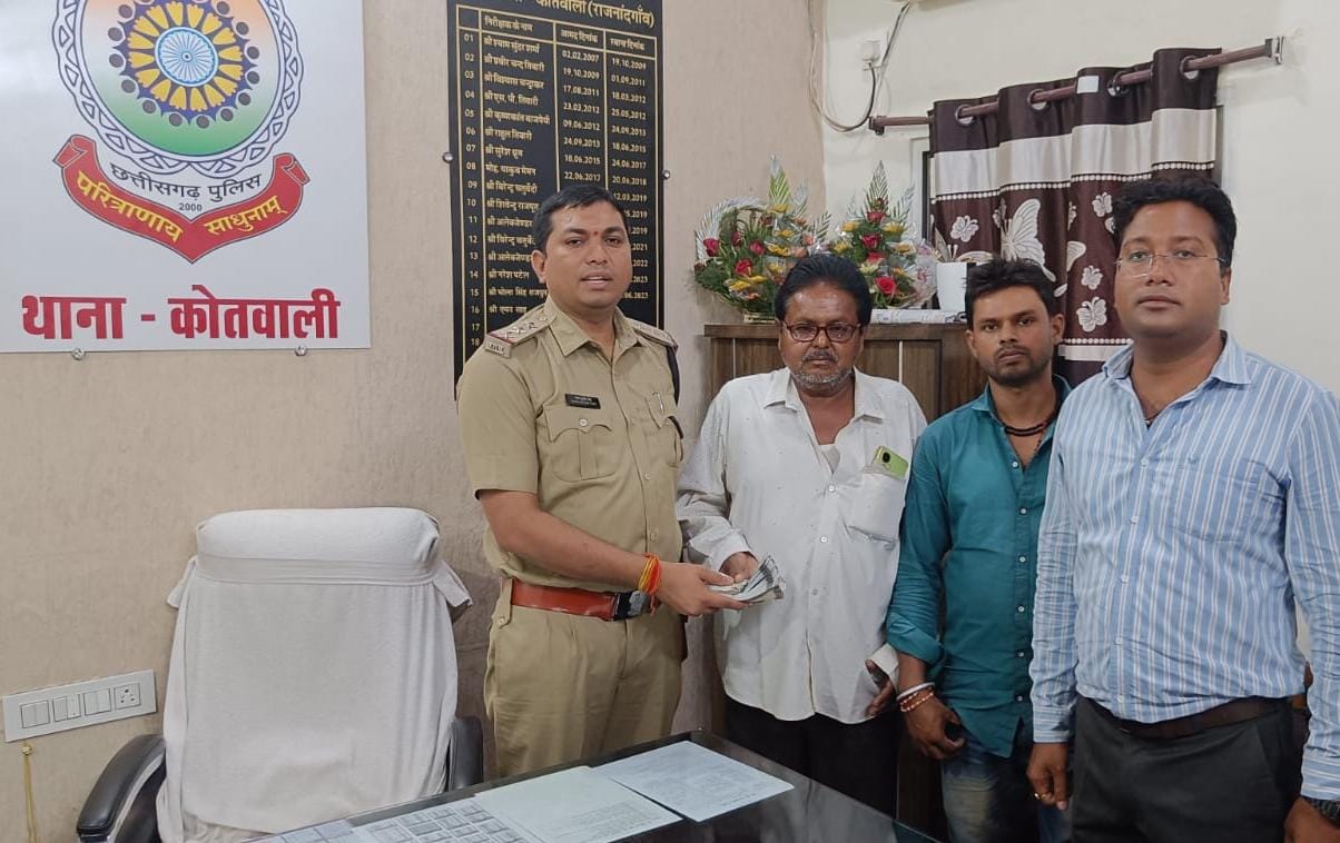 सीसीटीवी कैमरा के मदद से पुलिस ने ढूंढकर दिया गुमा पैसा