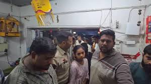 जशपुर जिले की दो नाबालिग बच्चियां रोते बिलखते मिलीं,पुलिसकर्मी पर घरेलू काम के बहाने लाकर मारपीट का आरोप 