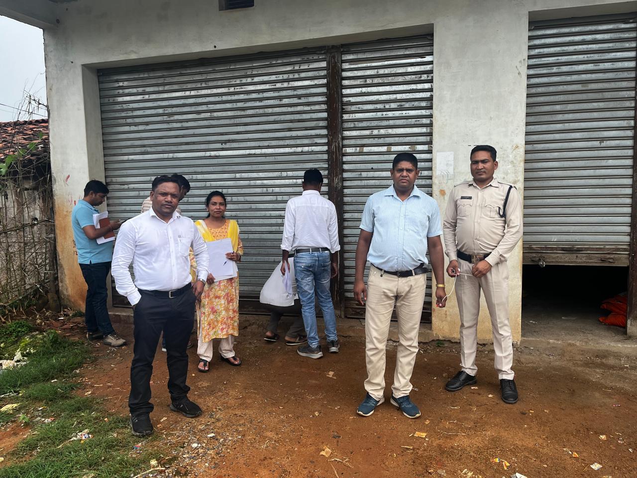  रामानुजनगर में रासायनिक खाद की अनियमितता पर प्रशासन की सख्ती, कृषि सेवा केंद्र का गोदाम सील