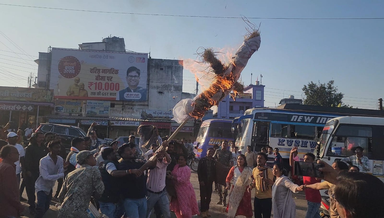 गीदम में कांग्रेस ने किया भाजपा अध्यक्ष का पुतला दहन, पुलिस से हुई झूमा-झटकी