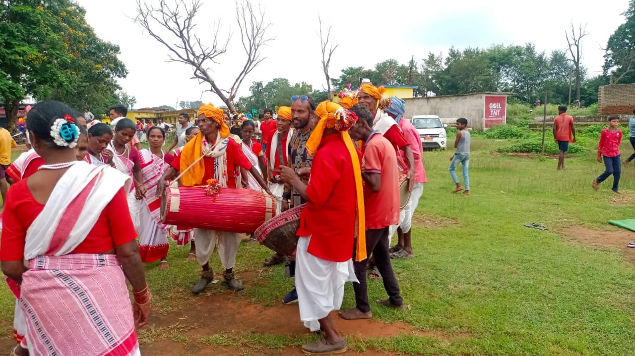 उल्लास के साथ मनाया गया करमा तिहार, मांदर के थाप पर थिरके श्रद्धालू