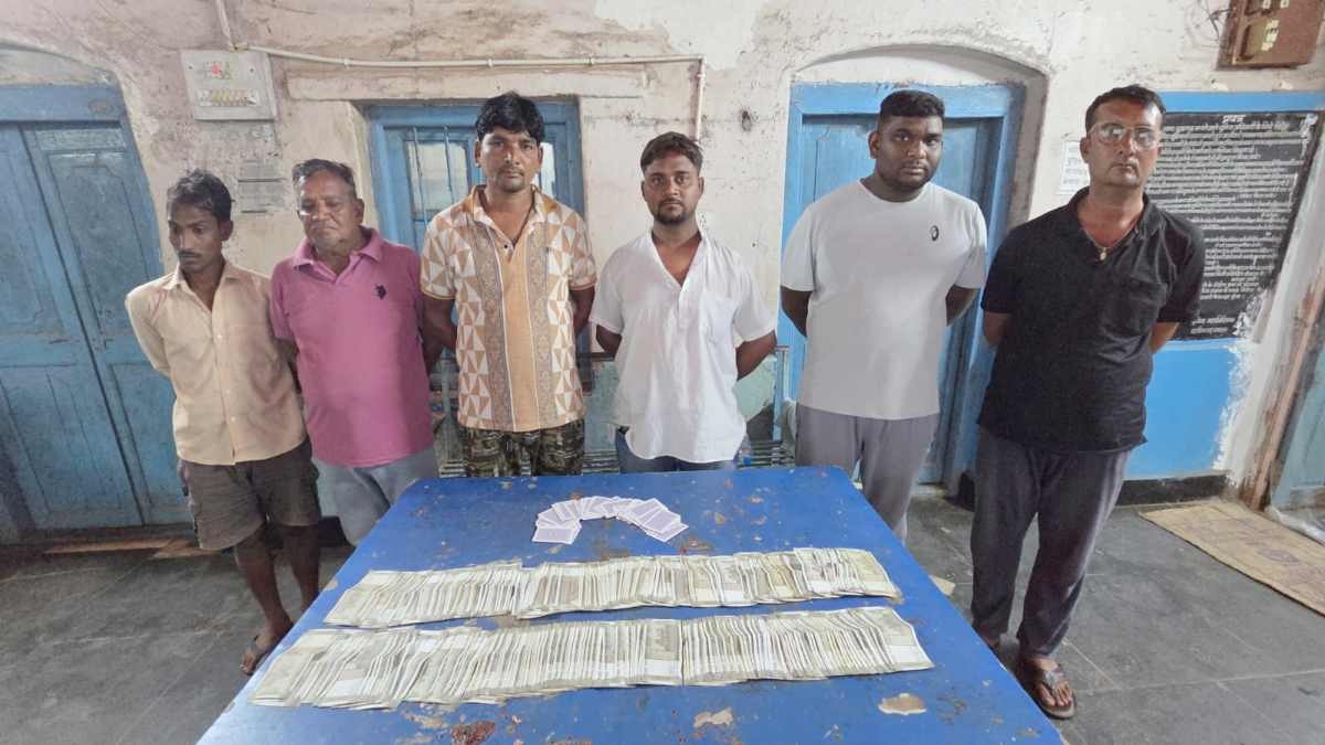 आरंग: जुए के फड़ पर पुलिस की बड़ी कार्रवाई, ₹1.92 लाख नगद के साथ 6 आरोपी गिरफ्तार, 4 निकले आदतन जुआरी