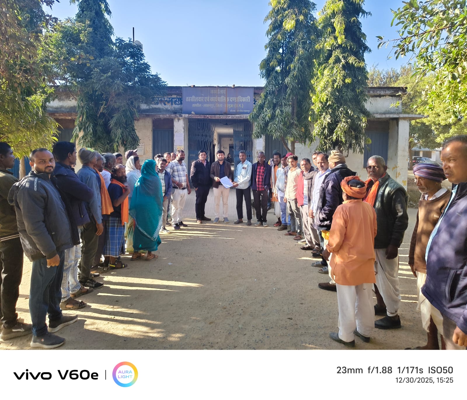 शासकीय पंचायत भूमि से नाजायज़ कब्जा हटाने ग्रामवासियों ने तहसीलदार को सौंपा ज्ञापन