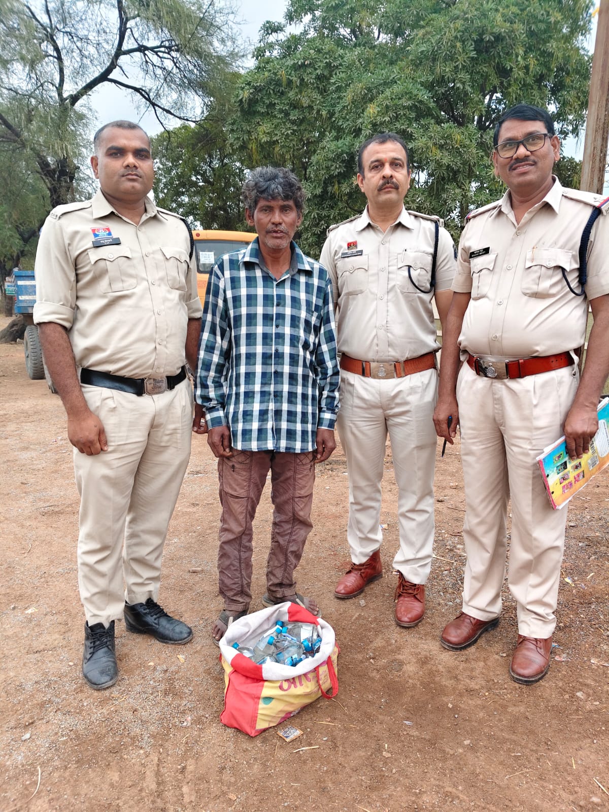 अवैध शराब बिक्री पर करारा प्रहार, कबीरधाम पुलिस की लगातार कार्रवाई
