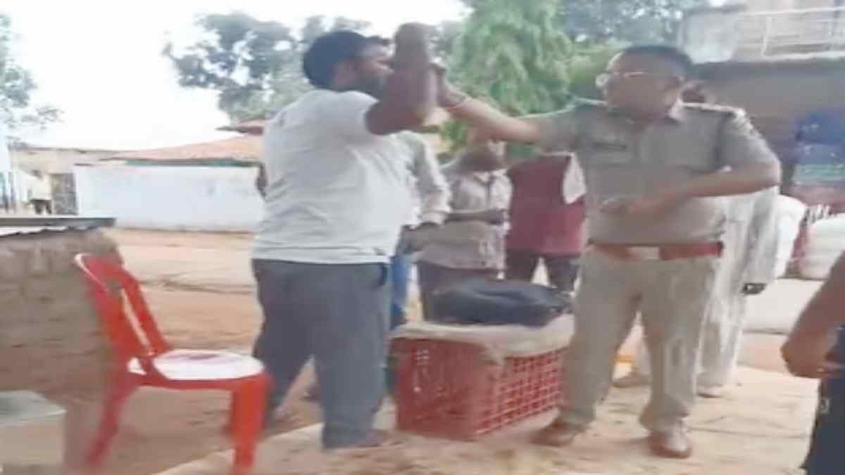 पुलिसिया रौब का VIDEO वायरल: बोराई थाना प्रभारी ने व्यापारी पर उठाया हाथ, मचा बवाल