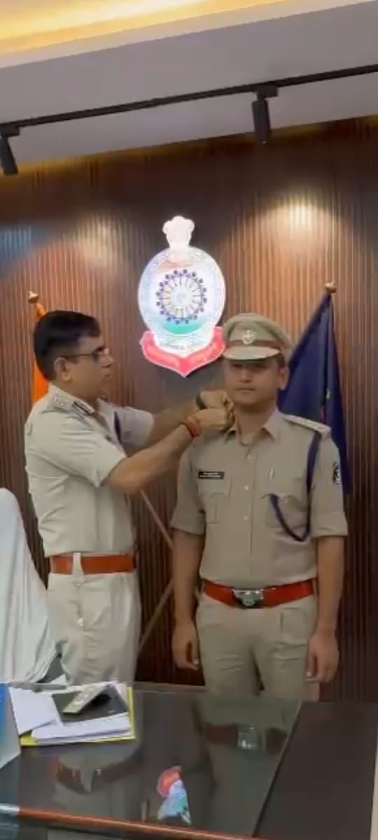 पुलिस महानिरीक्षक दीपक कुमार झा द्वारा पुलिस अनुविभागीय अधिकारी पंकज पटेल को बैच लगाकर अतिरिक्त पुलिस अधीक्षक के पद पर पदोन्नति किया गया 