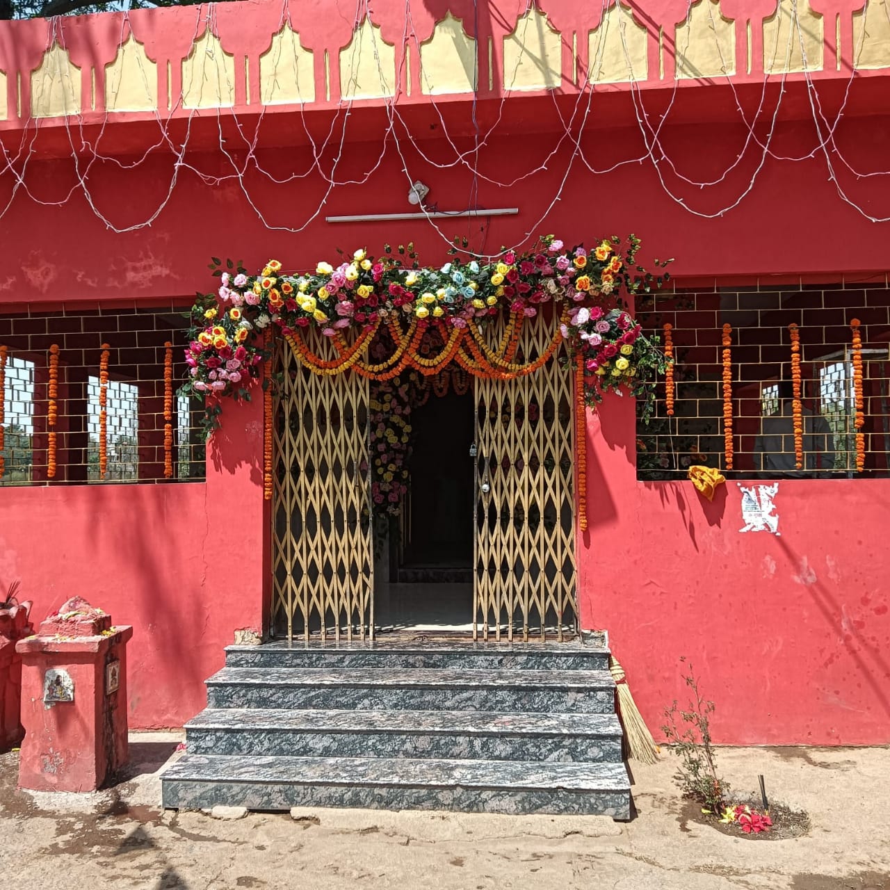 चैत्र नवरात्र पर सजा देवी गुड़ी मंदिर, श्रद्धालुओं का लगा तांता