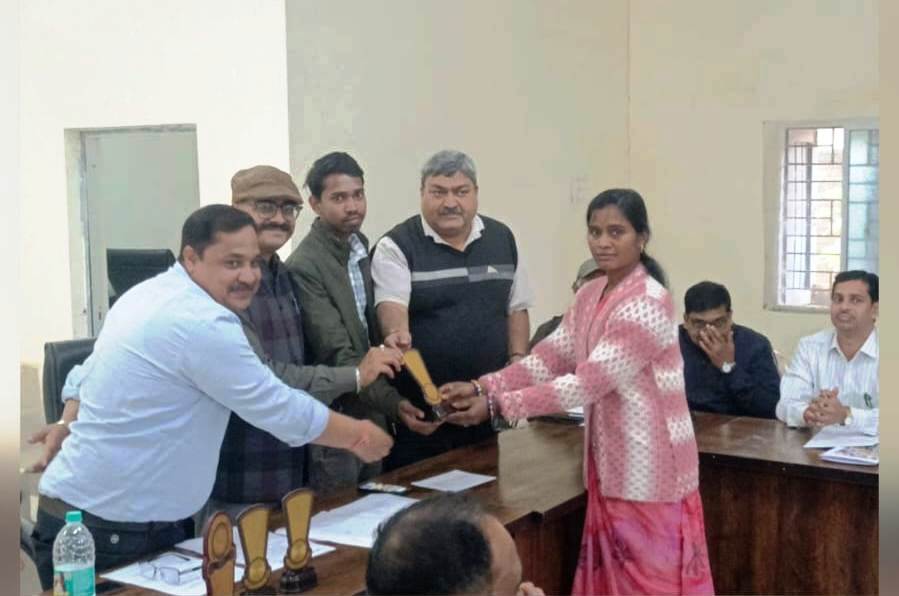 एसडीएम घरघोड़ा ने उत्कृष्ट कार्य करने वाले बीएलओ को किया सम्मानित