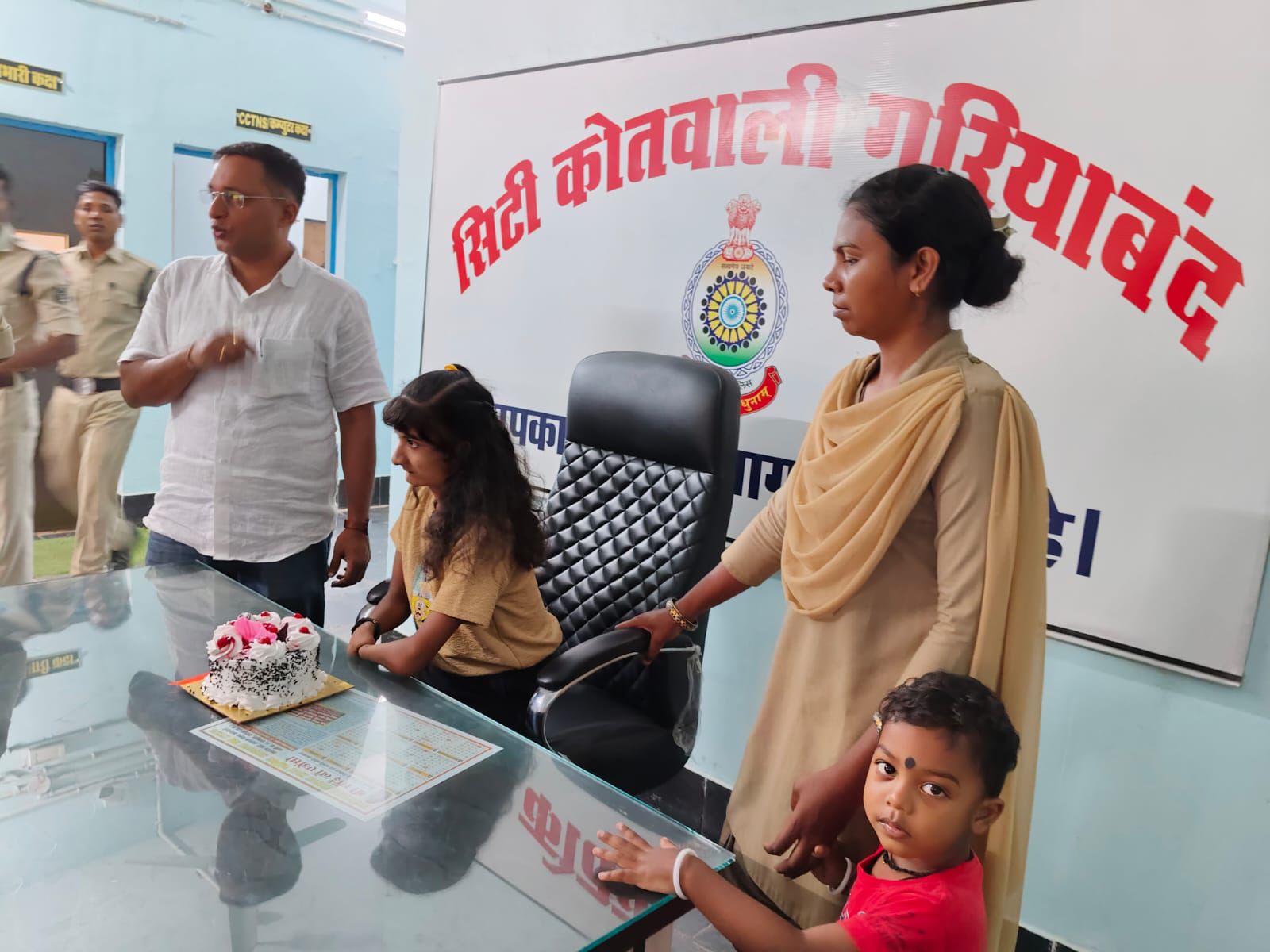थाने में गूंजा ‘हैप्पी बर्थडे’… दिव्यांग परमेश्वरी का जन्मदिन गरियाबंद पुलिस ने प्रेम और सम्मान के साथ मनाया