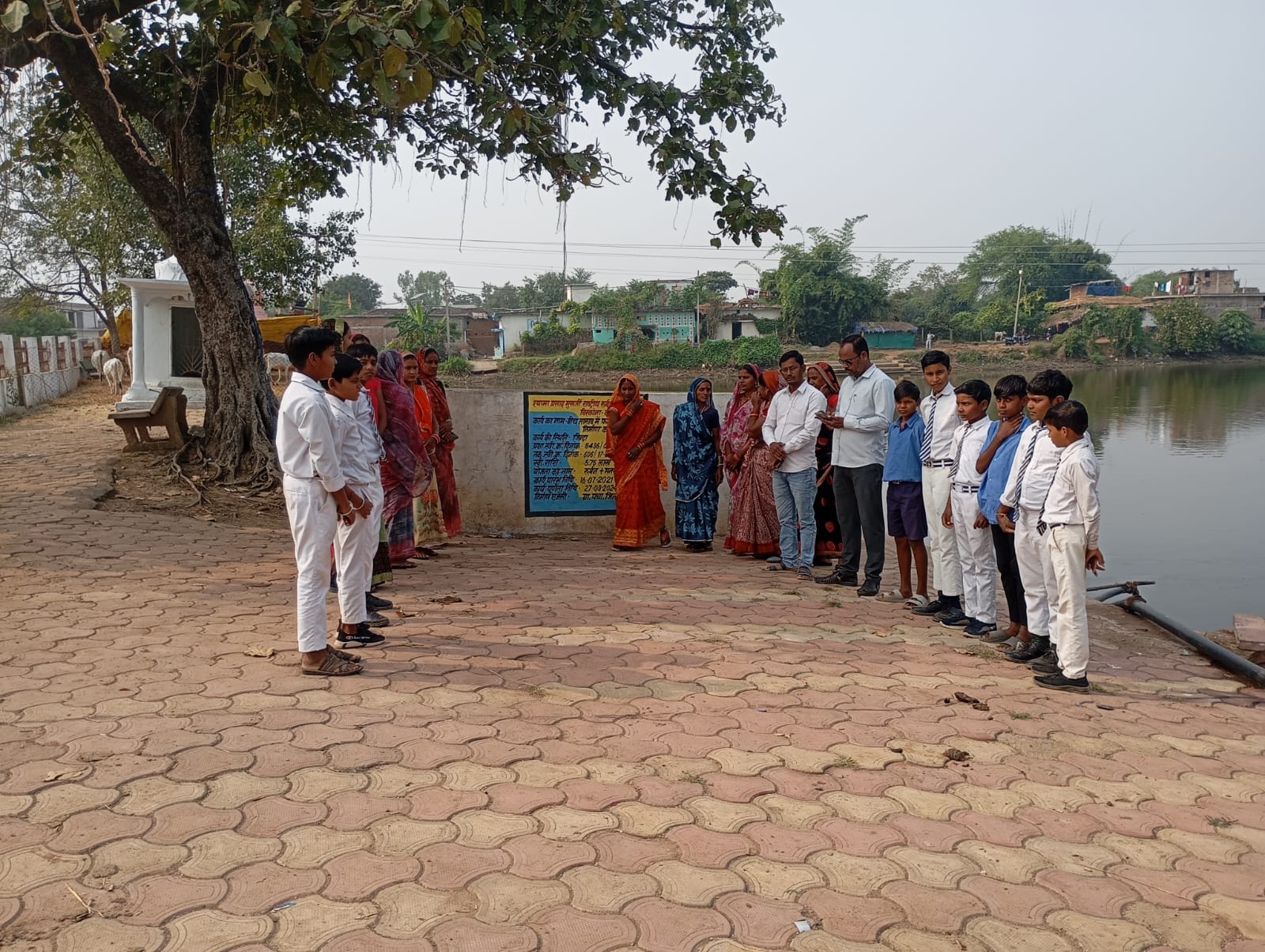 अमृत सरोवर में ग्रामीणों ने बनाया संविधान दिवस