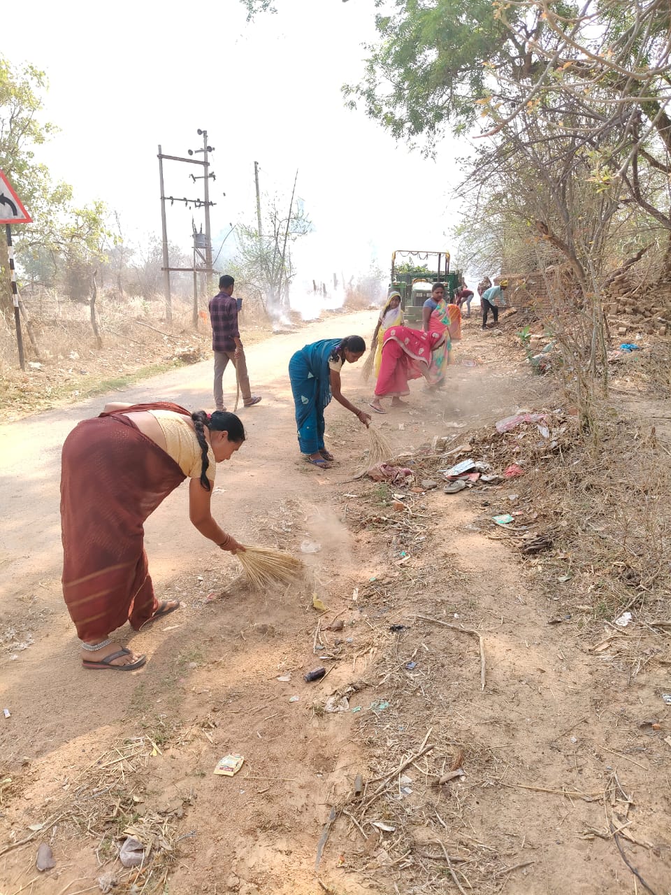 जनप्रतिनिधियों एवं ग्रामीणों ने चलाया सफाई अभियान