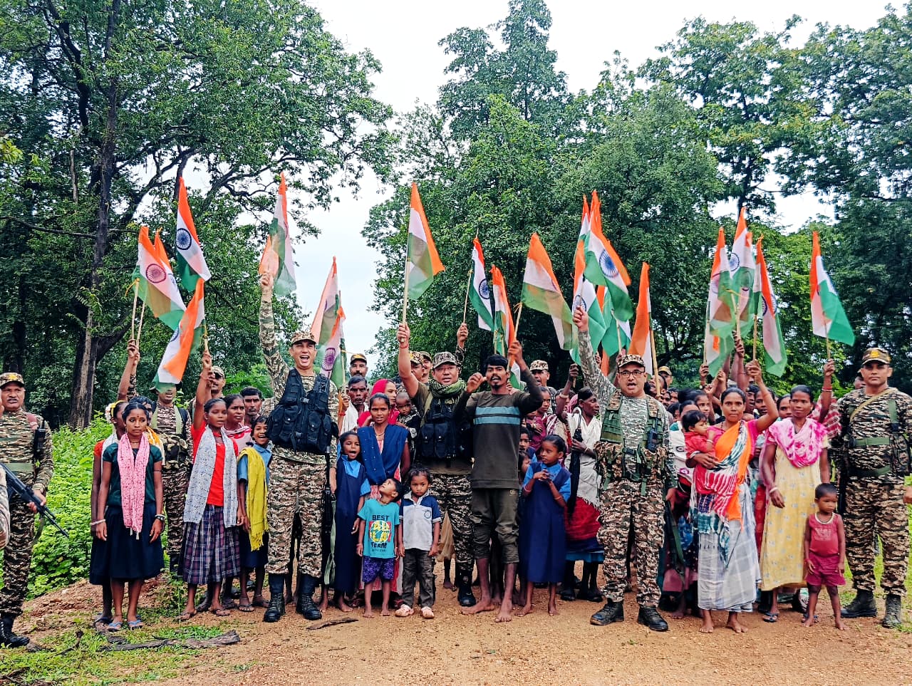 तिरंगे के रंगों में रंगा नक्सल गढ़,बदला माहौल,बदली तस्वीर