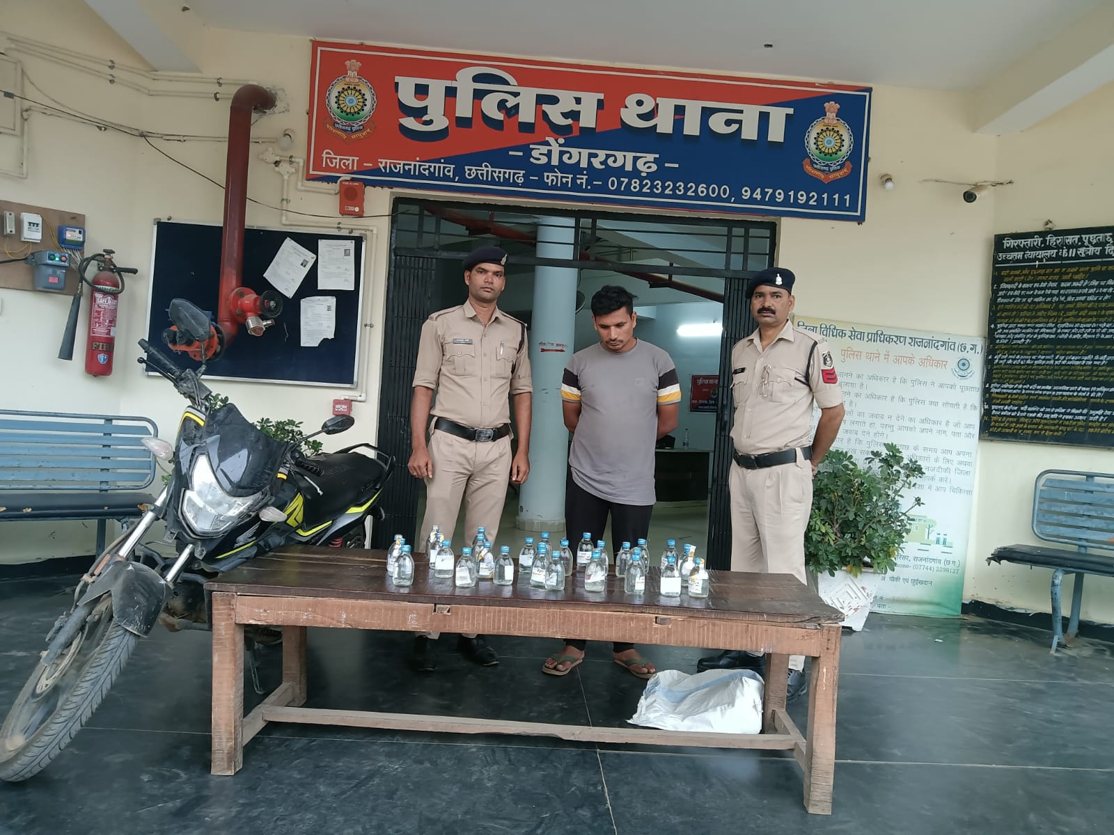 अवैध शराब बिक्री पर डोंगरगढ़ पुलिस सख्त  :आदतन शराब कोचिया रवि शेण्डे को 35 पौवा देशी प्लेन शराब के साथ किया गया गिरफ्तार