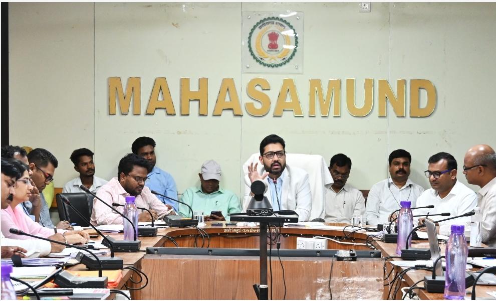 महासमुंद कलेक्टर का बड़ा निर्देश: आधार अटेंडेंस अनिवार्य, लंबित मामलों को 30 अप्रैल तक निपटाएं