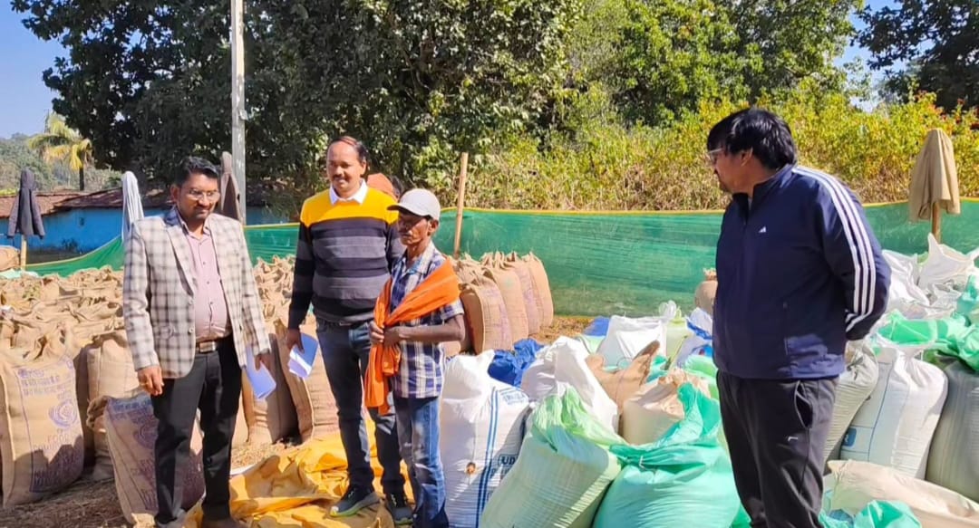 धान खरीदी केंद्र करड़ेगा में फर्जी तरीके से धान बेचने आया व्यापारी पकड़ाया,110 बोरी धान जप्त!