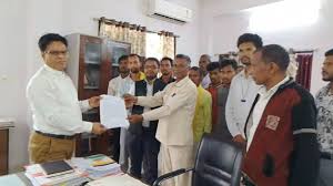 कांग्रेस विधायक पर फर्जी जाति प्रमाण पत्र से चुनाव लड़ने का आरोप, ग्रामीणों ने कलेक्टर को सौंपा ज्ञापन