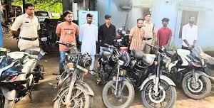 खतरनाक स्टंट और तेज आवाज वाले मॉडिफाइड साइलेंसर के माध्यम से उपद्रव फैलाने वाले 8 युवकों को पुलिस ने किया गिरफ्तार 