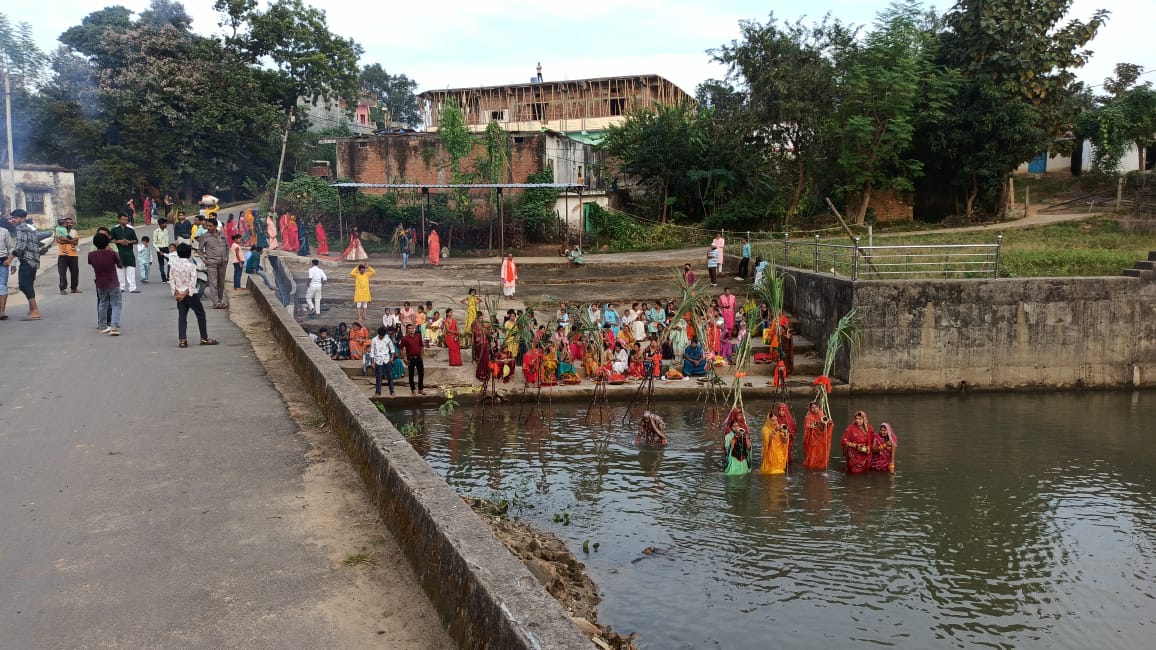 व्रती महिलाओं ने डुबते सूर्य को दिया अर्घ्य 