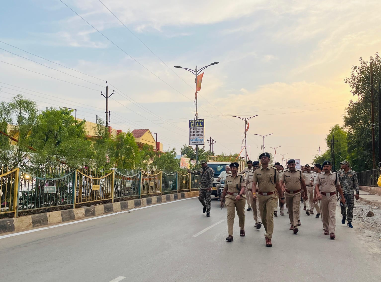 कलेक्टर के एल चौहान  एवं एसपी सदानंद कुमार  के नेतृत्व  में शनिवार को सड़कों पर फ्लैग मार्च 