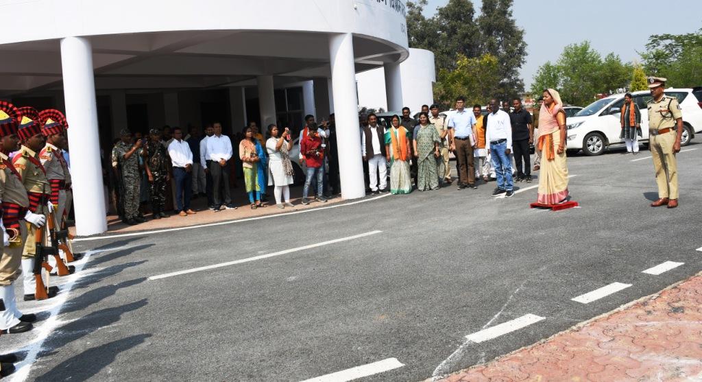  महिला एवं बाल विकास विभाग मंत्री लक्ष्मी राजवाड़े को दिया गया गार्ड ऑफ ऑनर