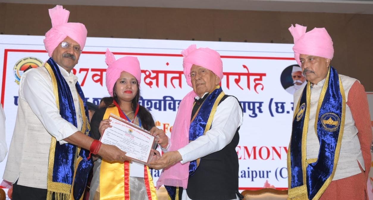 विद्यार्थियों को सामाजिक सरोकारों से जुड़े विषयों पर शोध करना चाहिए: राज्यपाल हरिचंदन