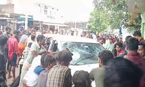 नशे में धुत तेज रफ्तार इनोवा घर में घुसी दो महिला समेत बच्चा घायल