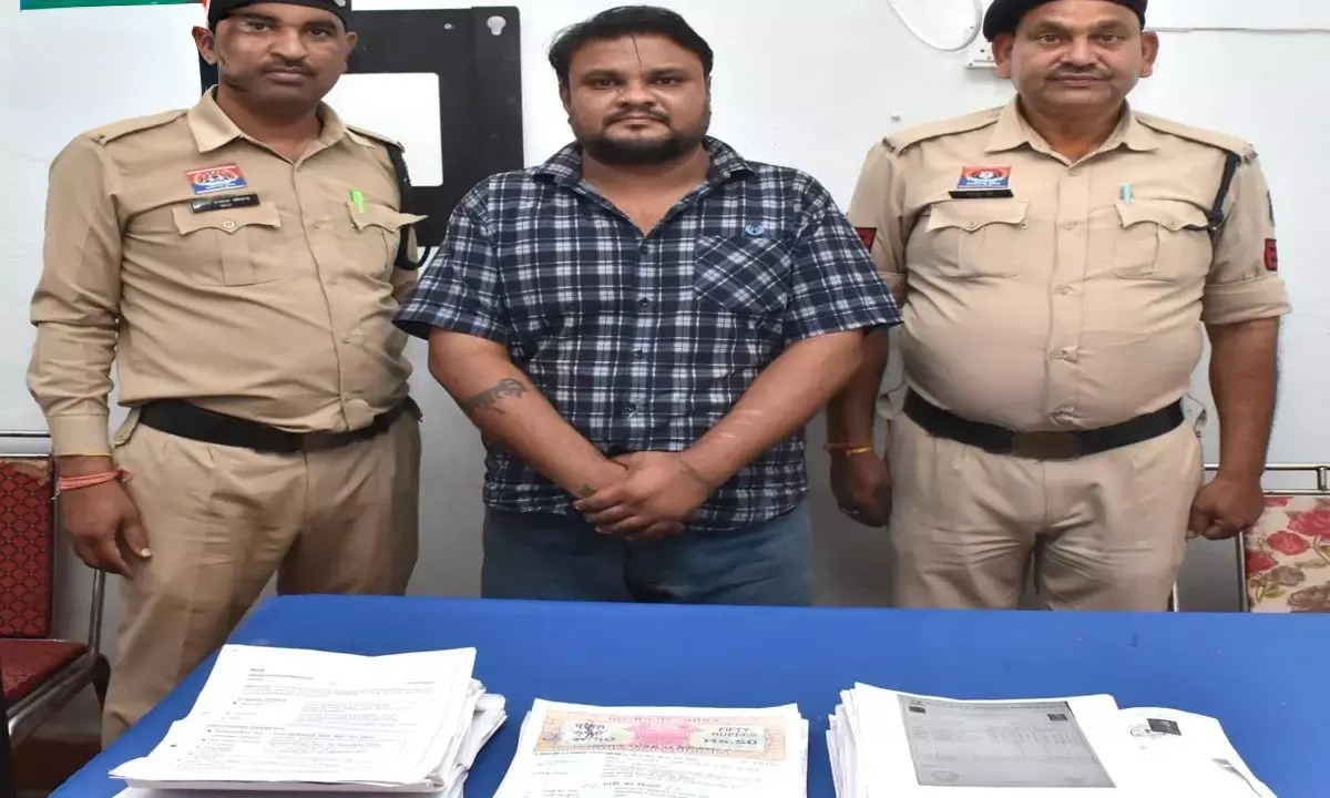 नौकरी दिलाने के नाम पर बड़ा खेल! फर्जी जॉइनिंग लेटर बांटकर लाखों की ठगी, आरोपी गिरफ्तार