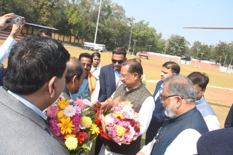 मुख्यमंत्री विष्णुदेव साय का जनप्रतिनिधियों एवं अधिकारियों ने किया आत्मीय स्वागत