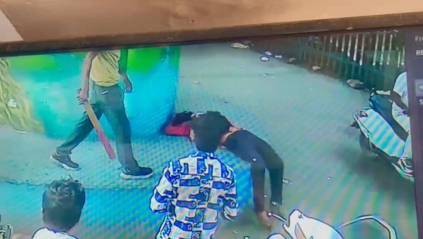 कोरबा में दिनदहाड़े खौफनाक मर्डर! सो रहे हमाल के सिर पर 35 बार डंडे से वार, LIVE VIDEO आया सामने; आरोपी फरार