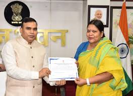 अतिविशिष्ट व्यक्तियों के आगमन पर उत्कृष्ट सेवा कार्य के लिए राजभवन के अधिकारियों-कर्मचारियों का सम्मान