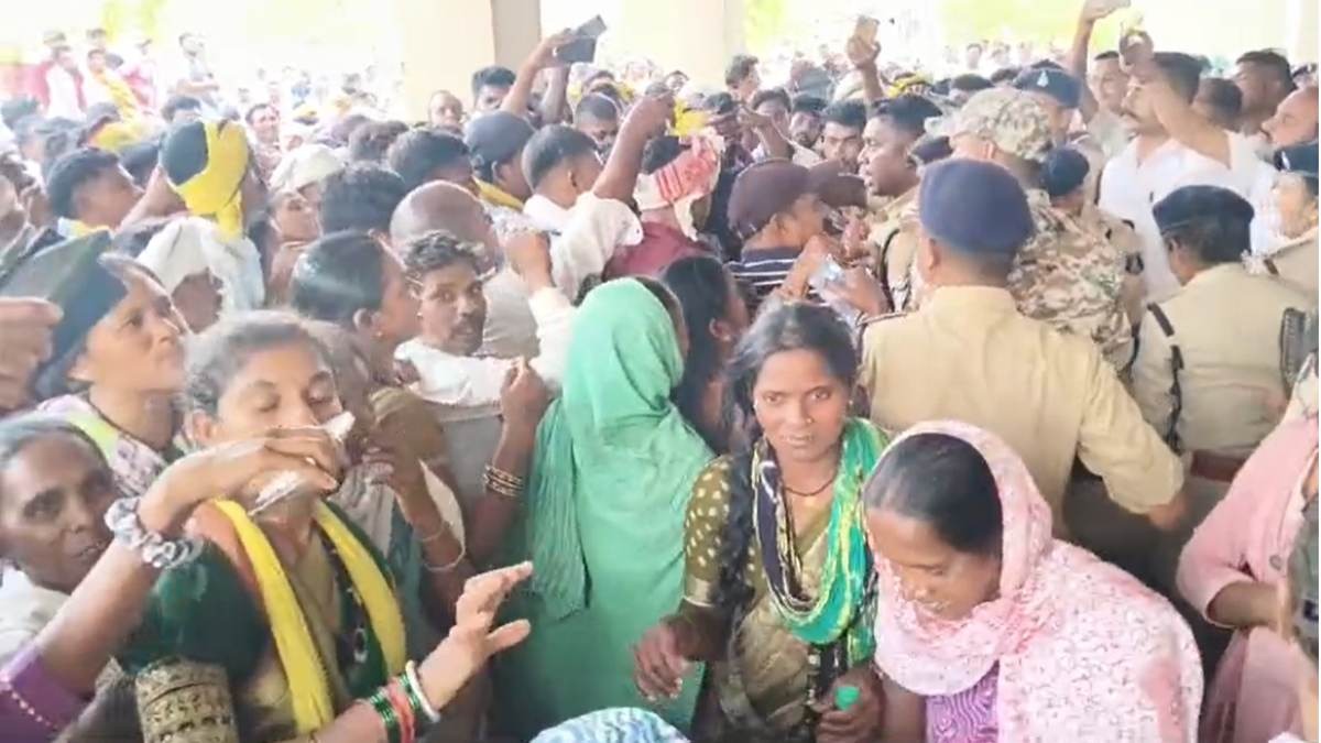 पाटेश्वर धाम विवाद: आदिवासी समाज का उग्र प्रदर्शन, बैरिकेड तोड़ कलेक्ट्रेट में घुसे हजारों लोग, मांगों पर अड़े आंदोलनकारी