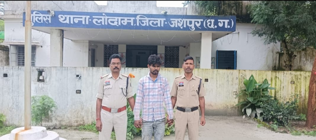 नशे के सौदागरों के खिलाफ जशपुर पुलिस का ऑपरेशन आघात : ब्राउन शुगर के साथ पकड़ा गया आरोपी तकीम खान, गिरफ्तार कर, भेजा जेल 